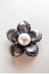 Kovová brošňa - kvet s bielou umelou perlou